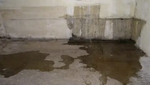 Wasser im Keller – stehendes Wasser auf dem Kellerboden durch defekte Außenabdichtung